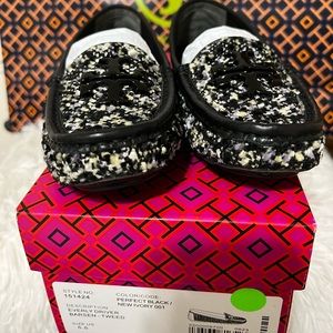 Tory Burch Everly Driver Barsen Tweed. Perfect black/ New Ivory 001